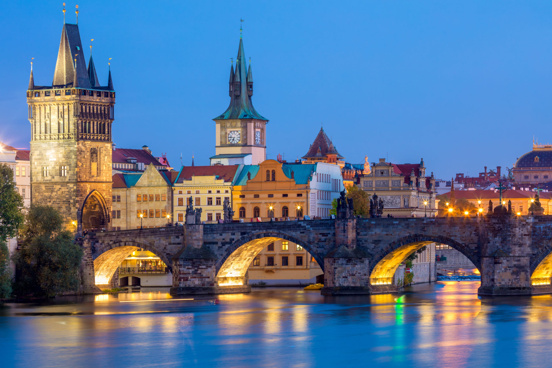 Prague de nuit avec vue sur le Pont Charles