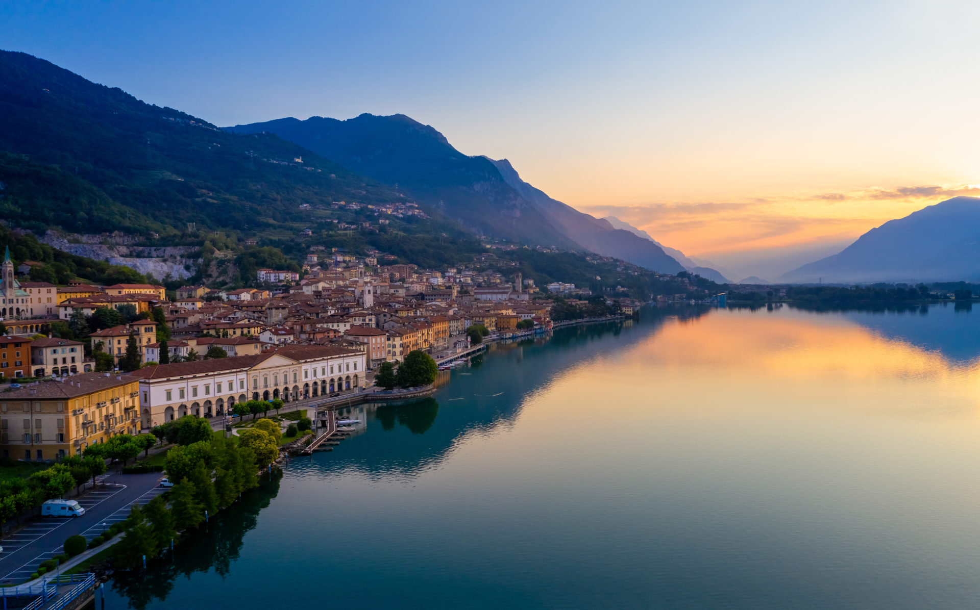 Vue au lever du soleil de la ville de Lovere au bord du lac d'Iseo