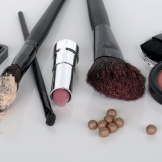 maquillage dans la valise de voyage