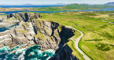 Amazing wave lashed Kerry Cliffs, widely accepted as the most spectacular cliffs in County Kerry, Ireland. Tourist attractions on famous Ring of Kerry route. Irlande