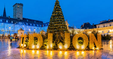 Scène de vie urbaine nocturne pendant les fêtes de fin d'année. Vue sur la place de la Libération, le palais des Ducs et la Tour Philippe Le Bon.