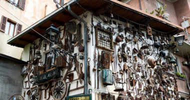 Bienno (Bs), Valcamonica, una particolare abitazione con vecchi oggetti,attrezzi e utensili in ferro battuto