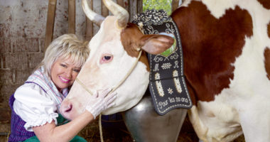 Carol Rich et Fleurette, la vache de l'éleveur Michel Rey