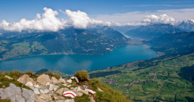 Auf dem Niesen hat man eine schöne Aussicht auf den Thunersee und die umliegenden Berge.